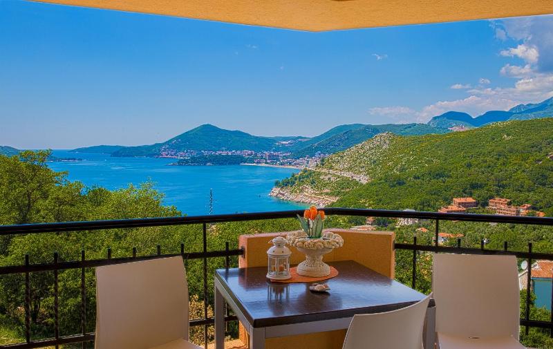 One-Bedroom Apartment with Sea View image 3