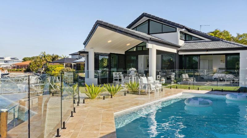 Ocean Starr - Waterfront Luxury with Private Pontoon and Pool - Holiday Yamba - image 6