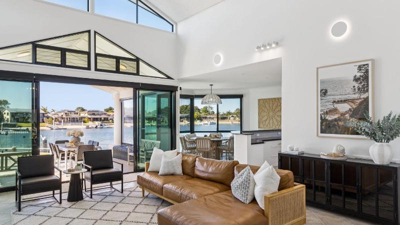 Ocean Starr - Waterfront Luxury with Private Pontoon and Pool - Holiday Yamba - image 15