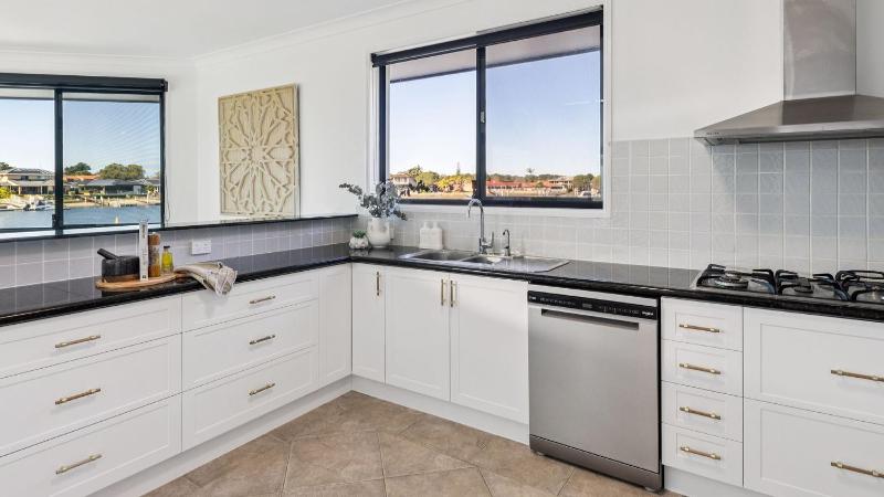 Ocean Starr - Waterfront Luxury with Private Pontoon and Pool - Holiday Yamba - image 19