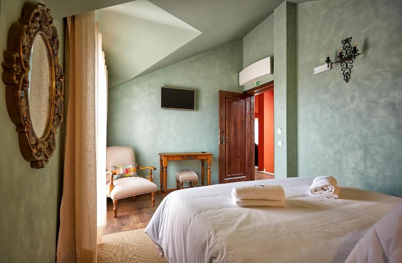 Double Room with Balcony image 3