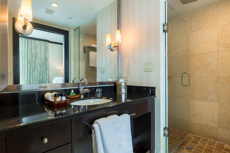 Balcony suite Pool View image 4