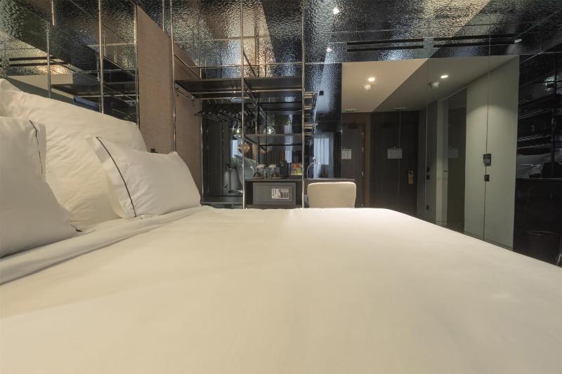 Adia Aluma Athens Curio Collection by Hilton - image 7