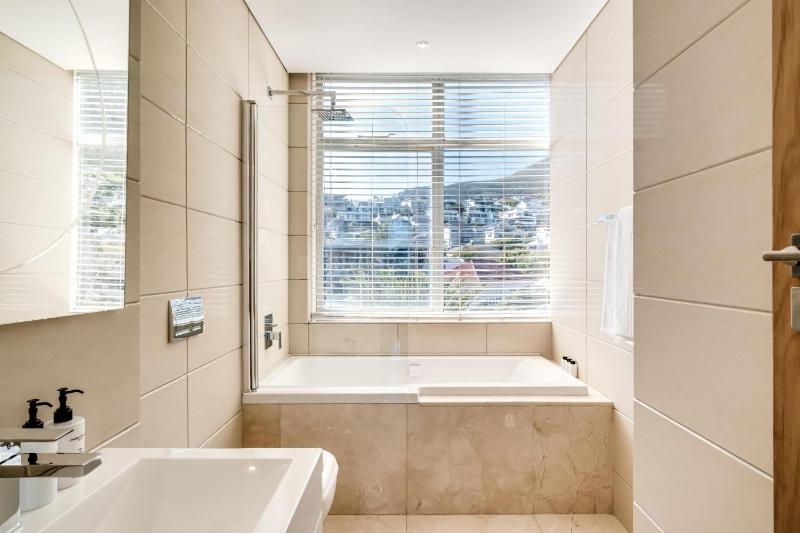 Ocean View Camps Bay 3bed Apt Beach Vistas - image 9