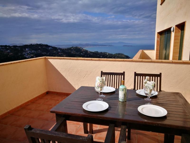 2 bedroom apartment close to the center of Begur. Terrace and panoramic sea views Ref:H41 - image 1