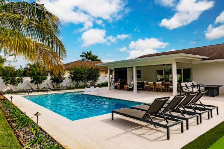 Naples Harmony| Saltwater Pool| Putting Green| Vanderbilt Beach - image 9