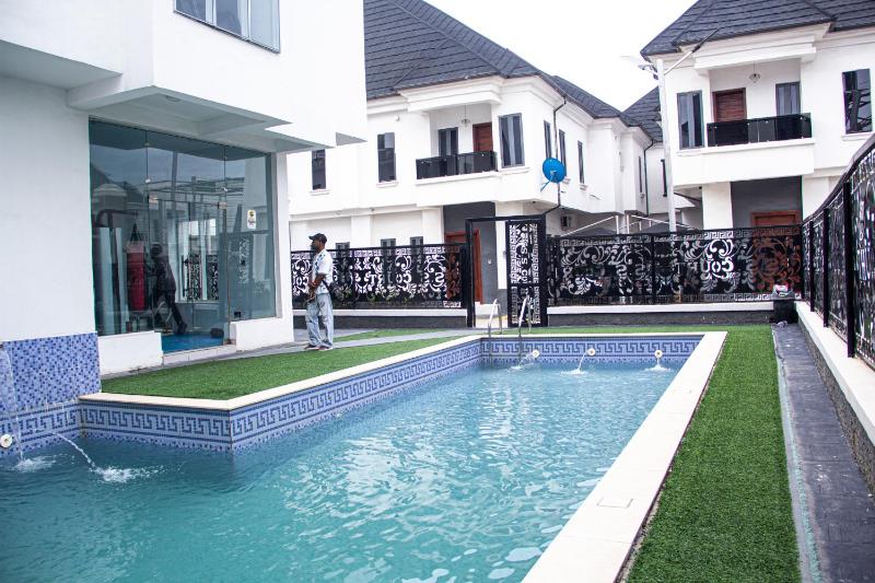 The HavenHaus Luxury 4 Bed in Lekki 24 hrs Power with inverter and Free WiFi - image 13