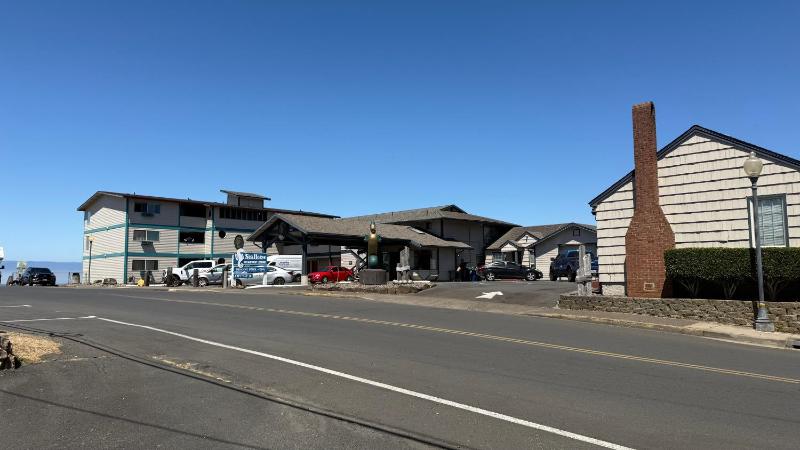 Seahorse Oceanfront Lodge - image 11