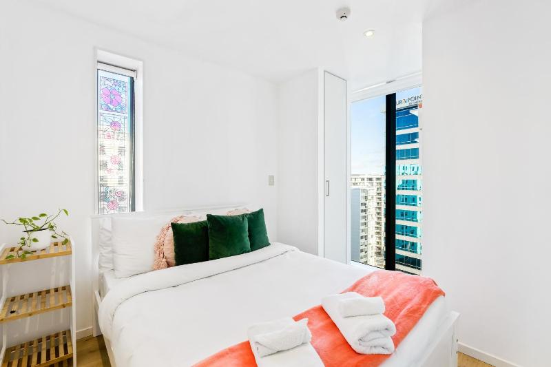 City Stunner with City Views Pool and Gym - image 8