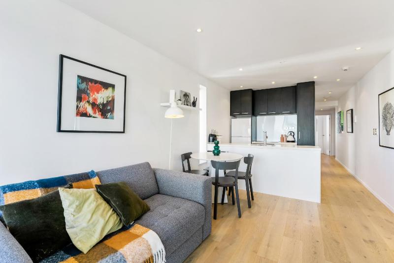 City Stunner with City Views Pool and Gym - image 10