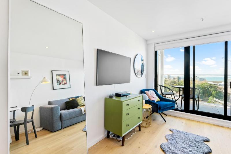 City Stunner with City Views Pool and Gym - image 4