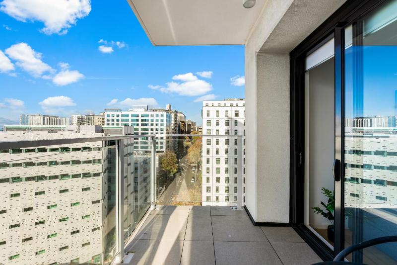 City Stunner with City Views Pool and Gym - image 14