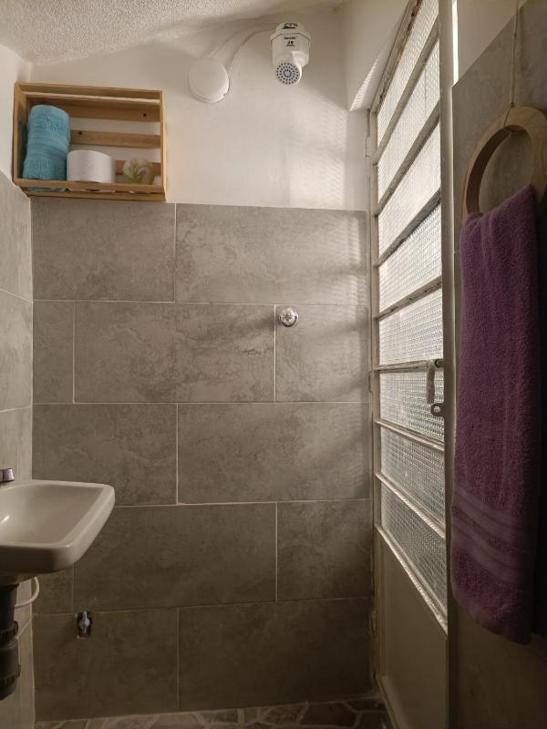 Apartamento pequeño independiente centro de Bogota cerca de todo - image 5