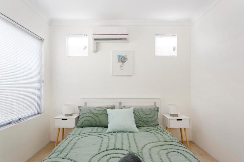 Suburban Living - 2 bedroom apartment Victoria Park - image 4