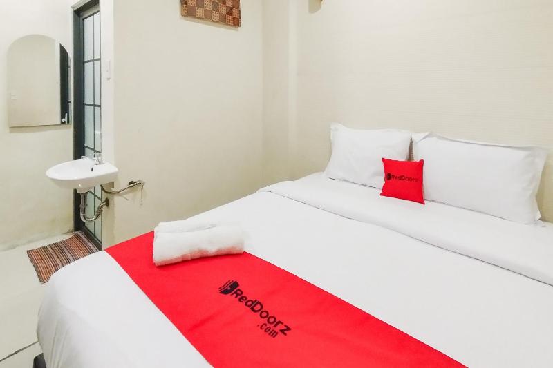 RedDoorz at Rejoss Lux Medan - image 10