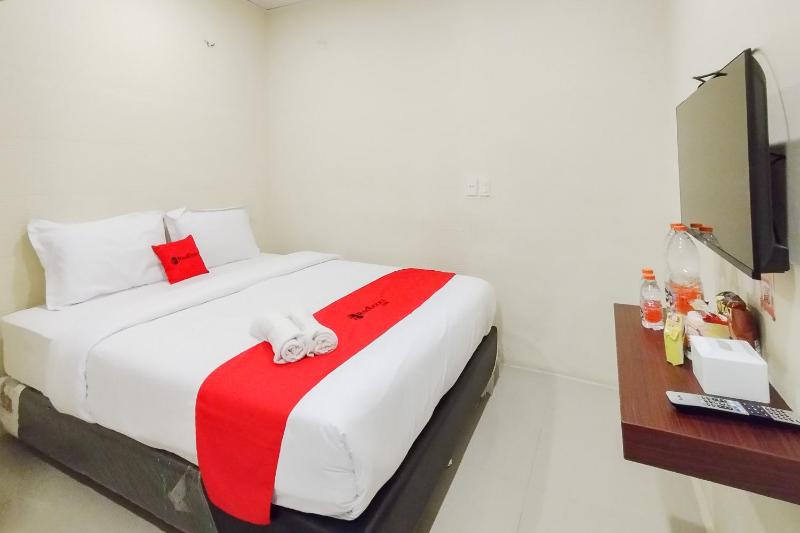RedDoorz at Rejoss Lux Medan - image 1
