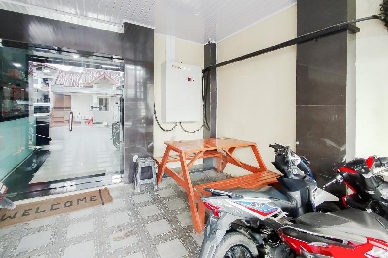 RedDoorz at Rejoss Lux Medan - image 9