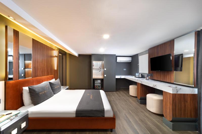 Second Suit Hotel - image 9