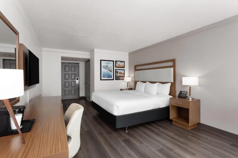 La Quinta Inn & Suites by Wyndham Ft Lauderdale Cypress Cr - image 11
