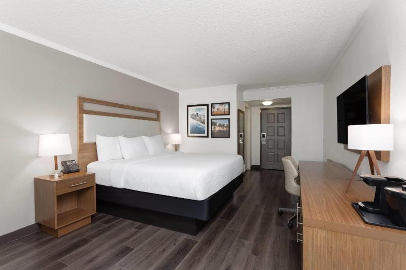 La Quinta Inn & Suites by Wyndham Ft Lauderdale Cypress Cr - image 24