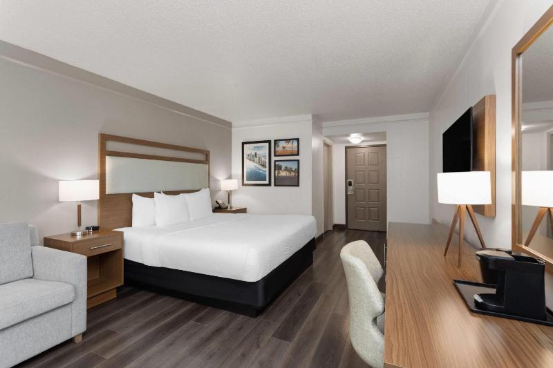 La Quinta Inn & Suites by Wyndham Ft Lauderdale Cypress Cr - image 21