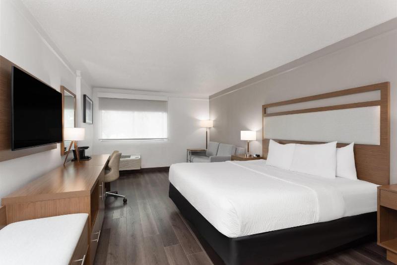 La Quinta Inn & Suites by Wyndham Ft Lauderdale Cypress Cr - image 25