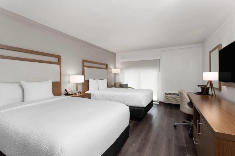 La Quinta Inn & Suites by Wyndham Ft Lauderdale Cypress Cr - image 23