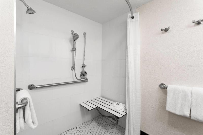 La Quinta Inn & Suites by Wyndham Ft Lauderdale Cypress Cr - image 17