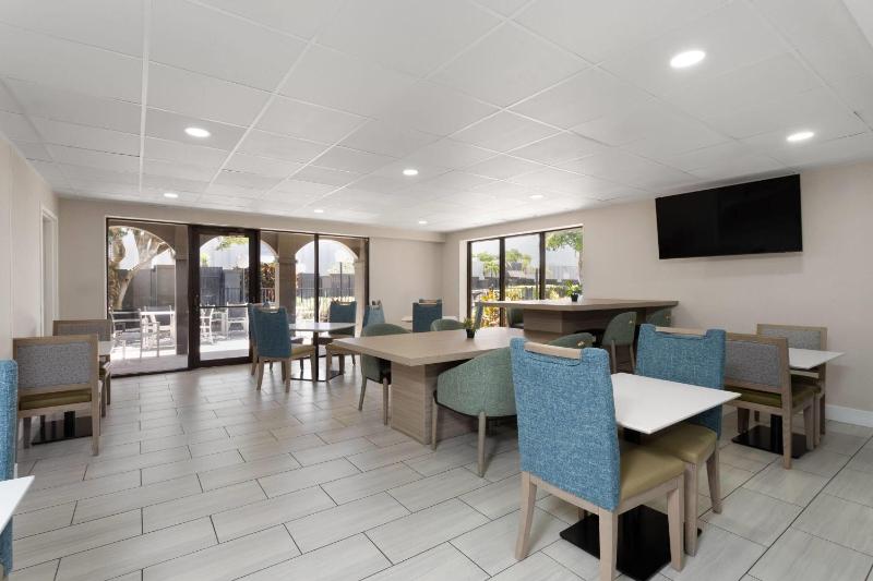 La Quinta Inn & Suites by Wyndham Ft Lauderdale Cypress Cr - image 5