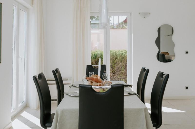 Villa Oleander by Domus Mirus - Rooftop Cinema & Pool & 6min Walk to Beach - image 7