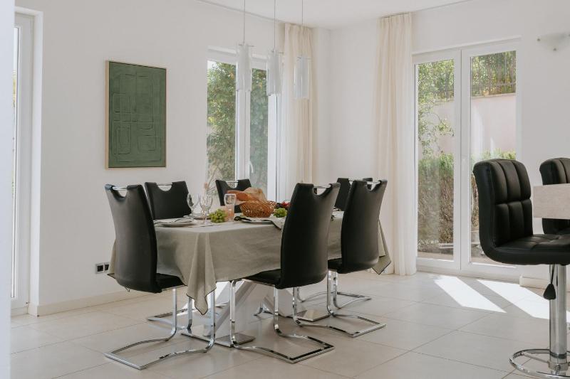 Villa Oleander by Domus Mirus - Rooftop Cinema & Pool & 6min Walk to Beach - image 2