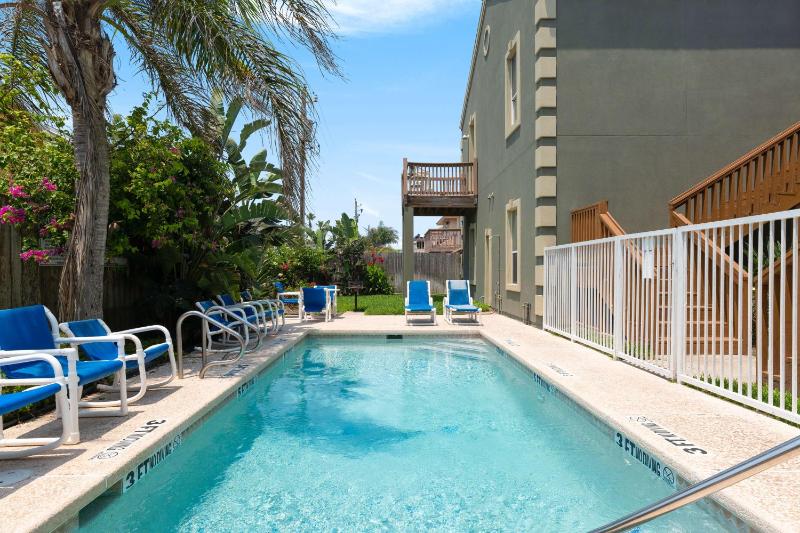 2 Bed 2 Bath 2nd Fl Condo by Beach with Pool - image 8