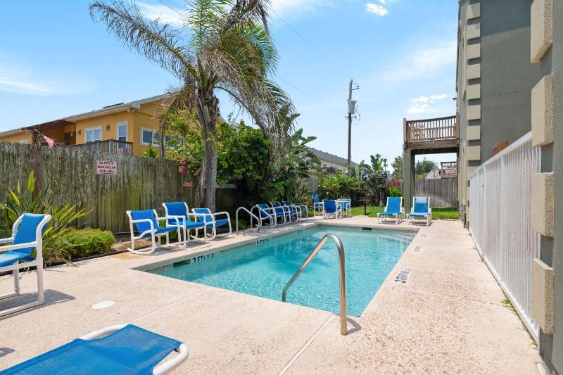 2 Bed 2 Bath 2nd Fl Condo by Beach with Pool - image 11