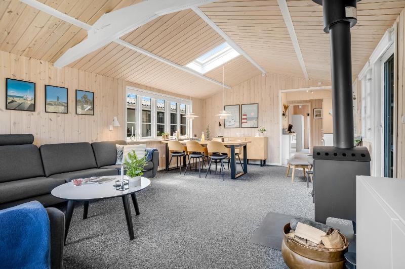 Lovely Renovated Holiday Home With Large Enclosed Terrace In Vorupør By The North Sea - image 12