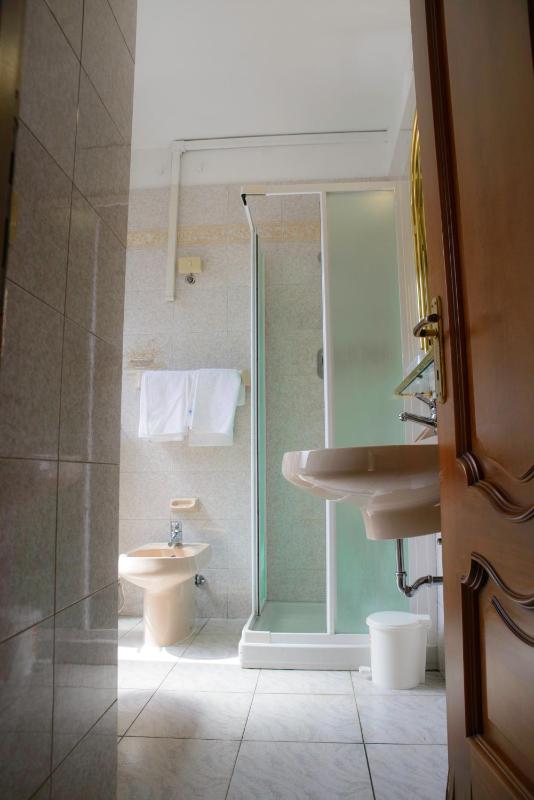 Double Room image 4