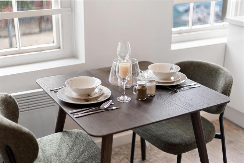 BRIGHT DOCKSIDE HARBOUR & SHIP VIEW POTSMOUTH STUDIO- WALKING DISTANCE TO GUNWARF - FREE WiFi - FLAT SCREEN SMART TV - PERFECT FOR COUPLES AND CONTRACTORS - image 3