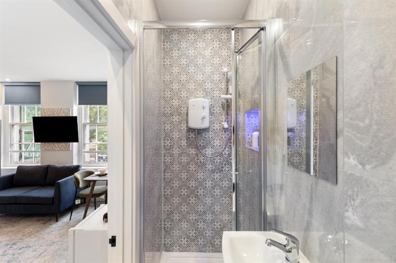 BRIGHT DOCKSIDE HARBOUR & SHIP VIEW POTSMOUTH STUDIO- WALKING DISTANCE TO GUNWARF - FREE WiFi - FLAT SCREEN SMART TV - PERFECT FOR COUPLES AND CONTRACTORS - image 23