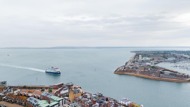 BRIGHT DOCKSIDE HARBOUR & SHIP VIEW POTSMOUTH STUDIO- WALKING DISTANCE TO GUNWARF - FREE WiFi - FLAT SCREEN SMART TV - PERFECT FOR COUPLES AND CONTRACTORS - image 4