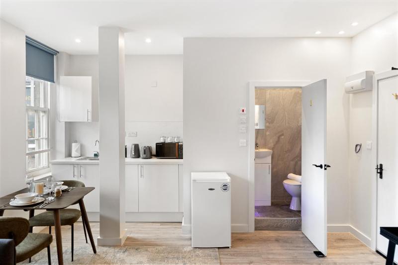 BRIGHT DOCKSIDE HARBOUR & SHIP VIEW POTSMOUTH STUDIO- WALKING DISTANCE TO GUNWARF - FREE WiFi - FLAT SCREEN SMART TV - PERFECT FOR COUPLES AND CONTRACTORS - image 13
