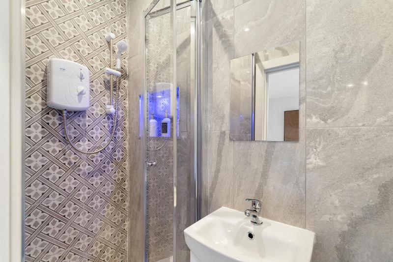 BRIGHT DOCKSIDE HARBOUR & SHIP VIEW POTSMOUTH STUDIO- WALKING DISTANCE TO GUNWARF - FREE WiFi - FLAT SCREEN SMART TV - PERFECT FOR COUPLES AND CONTRACTORS - image 11