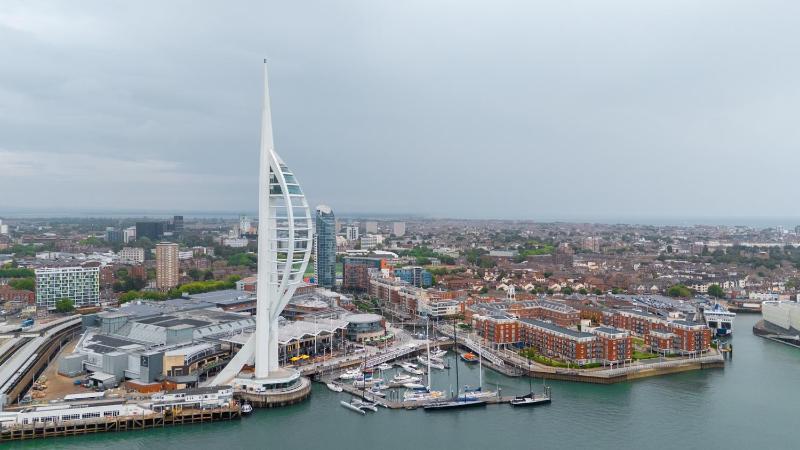 BRIGHT DOCKSIDE HARBOUR & SHIP VIEW POTSMOUTH STUDIO- WALKING DISTANCE TO GUNWARF - FREE WiFi - FLAT SCREEN SMART TV - PERFECT FOR COUPLES AND CONTRACTORS - image 9