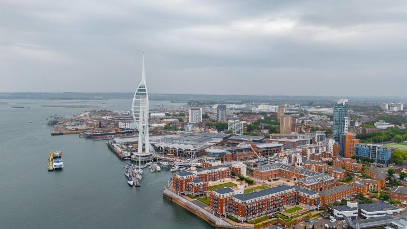 BRIGHT DOCKSIDE HARBOUR & SHIP VIEW POTSMOUTH STUDIO- WALKING DISTANCE TO GUNWARF - FREE WiFi - FLAT SCREEN SMART TV - PERFECT FOR COUPLES AND CONTRACTORS - image 28