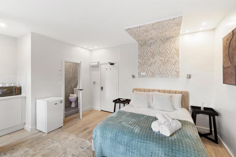 BRIGHT DOCKSIDE HARBOUR & SHIP VIEW POTSMOUTH STUDIO- WALKING DISTANCE TO GUNWARF - FREE WiFi - FLAT SCREEN SMART TV - PERFECT FOR COUPLES AND CONTRACTORS - image 22