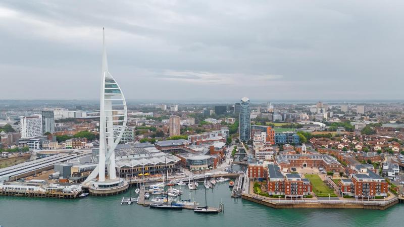BRIGHT DOCKSIDE HARBOUR & SHIP VIEW POTSMOUTH STUDIO- WALKING DISTANCE TO GUNWARF - FREE WiFi - FLAT SCREEN SMART TV - PERFECT FOR COUPLES AND CONTRACTORS - image 17