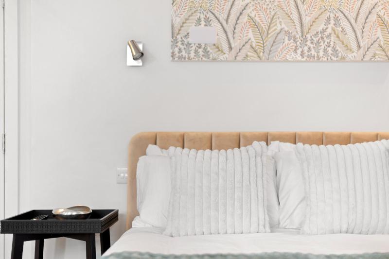 BRIGHT DOCKSIDE HARBOUR & SHIP VIEW POTSMOUTH STUDIO- WALKING DISTANCE TO GUNWARF - FREE WiFi - FLAT SCREEN SMART TV - PERFECT FOR COUPLES AND CONTRACTORS - image 19
