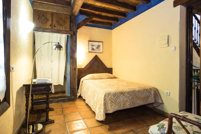 Single Room image 3