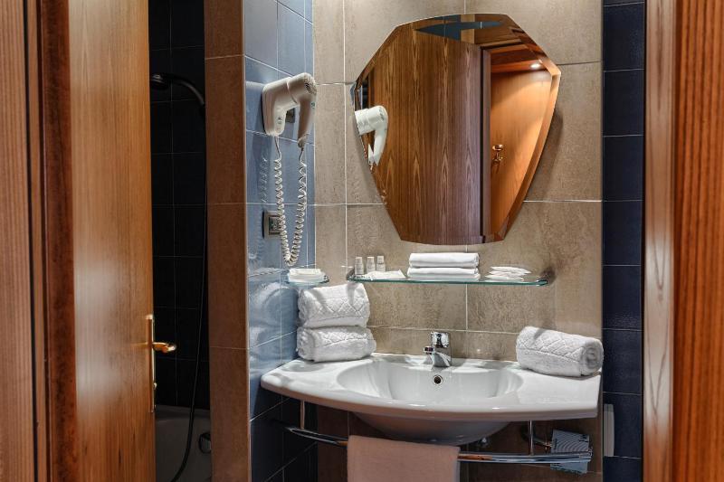 Classic Double or Twin Room image 3