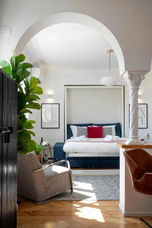 Classic Top-Floor Studio in the Historic Center with Views - image 16