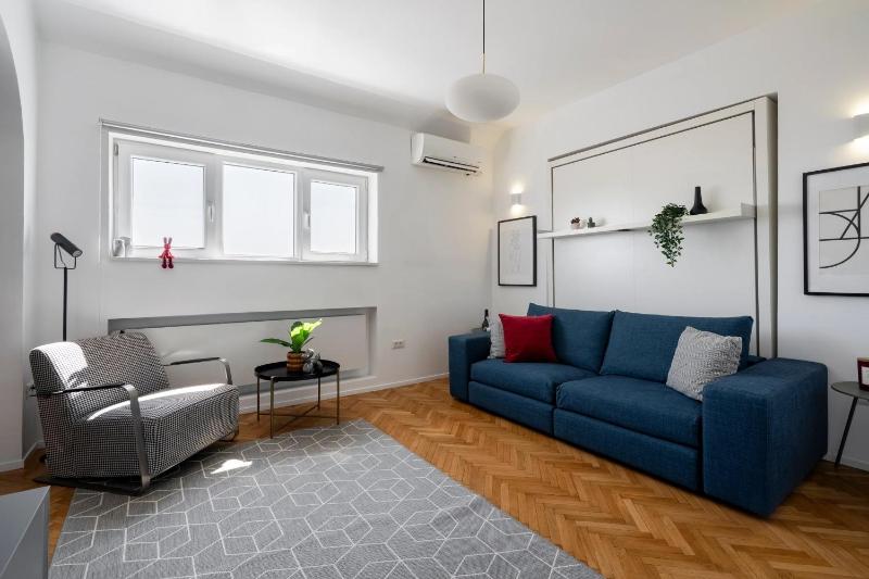 Classic Top-Floor Studio in the Historic Center with Views - image 15