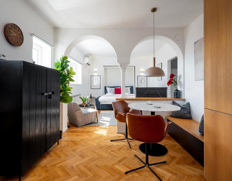 Classic Top-Floor Studio in the Historic Center with Views - image 2